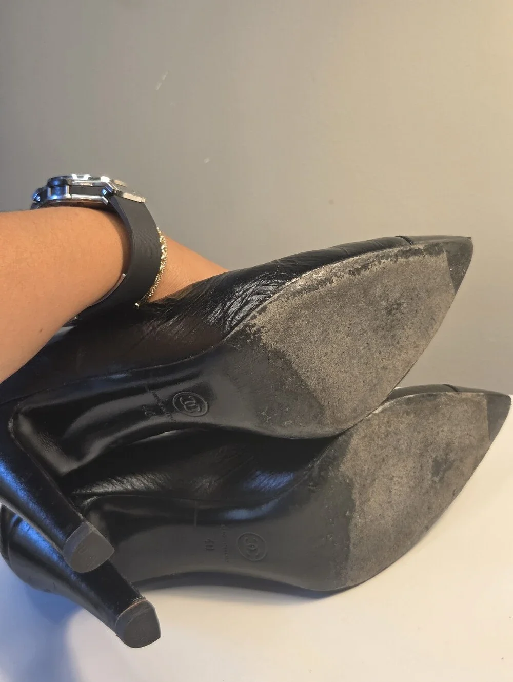 Chanel pumps black leather CC Pointed Cap Toe Size 40 Authentic